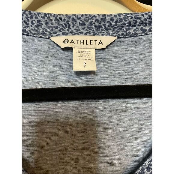 Athleta Breezy Scoop V-Neck Tee Shirt Blue Leopard Print Small - Picture 4 of 9